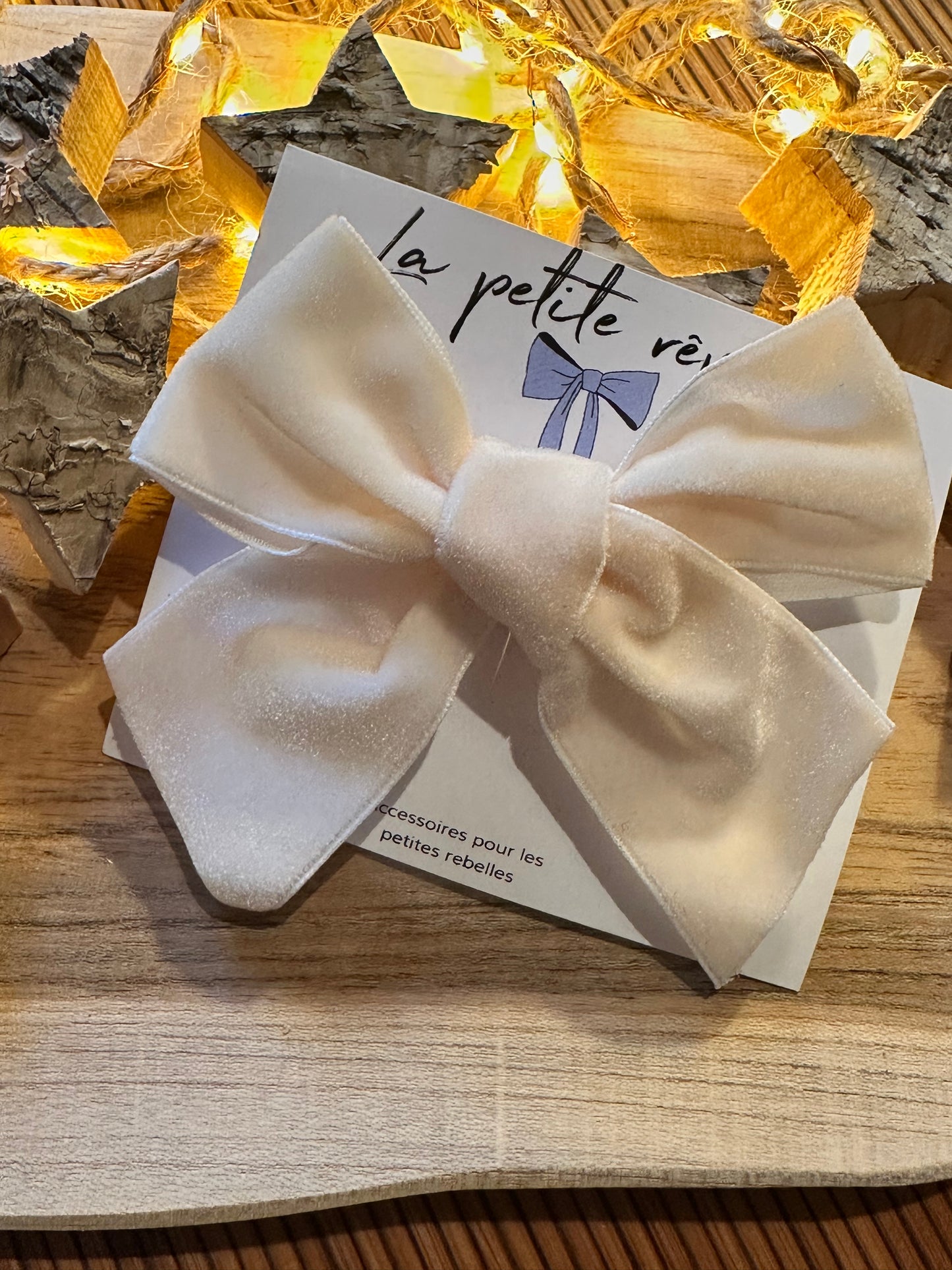 Nœud en velours blanc crème