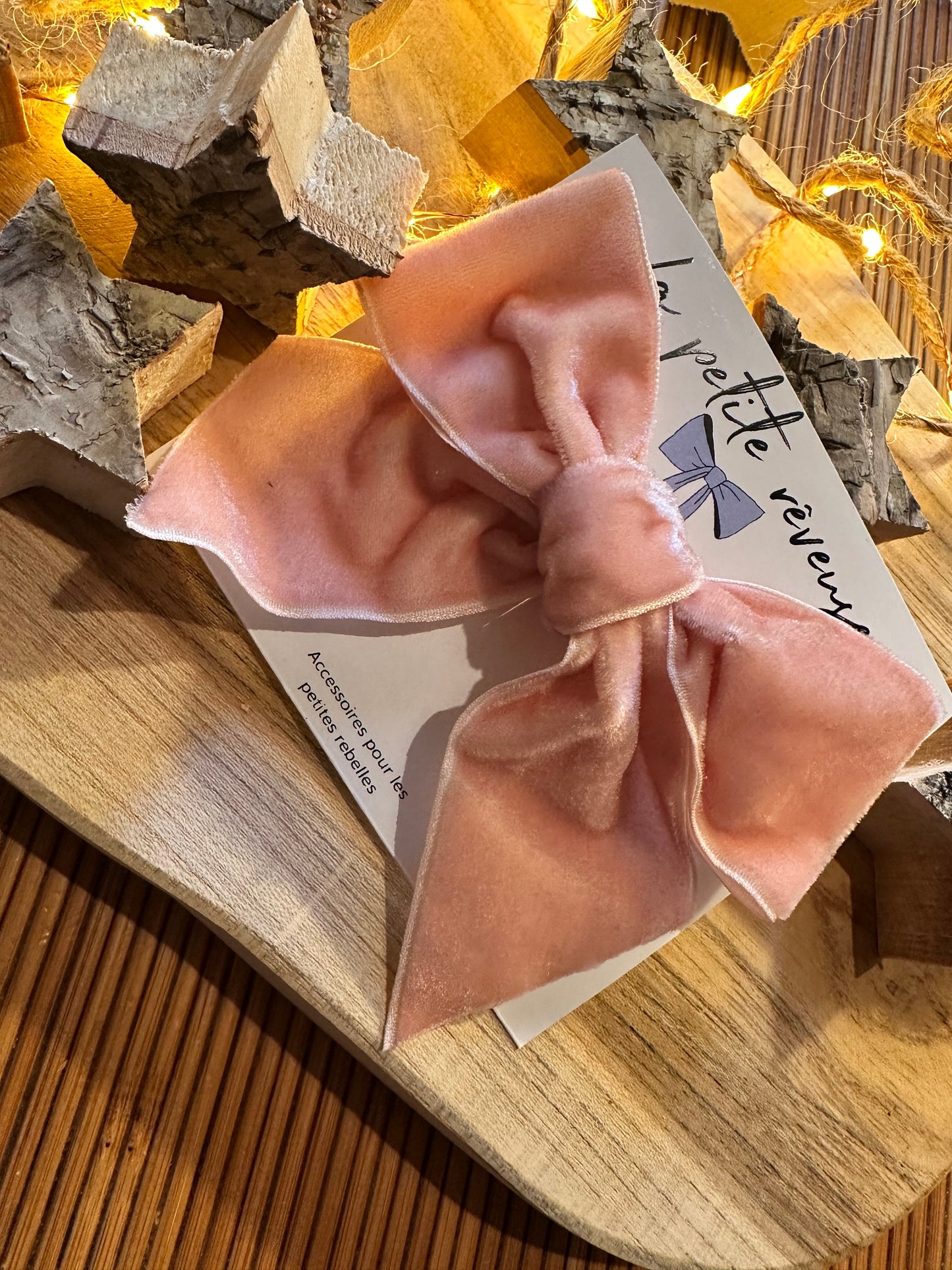 Nœud en velours rose poudré