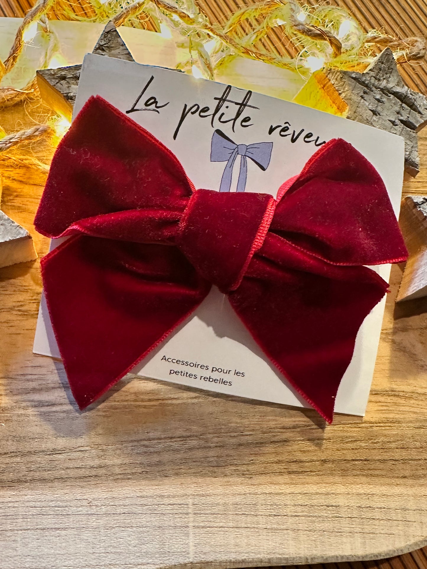 Nœud en velours rouge carmin